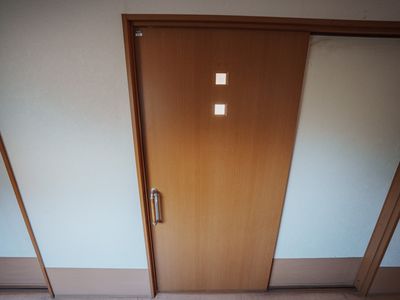 木製の扉の廊下