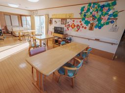 自然光が入るラウンジ