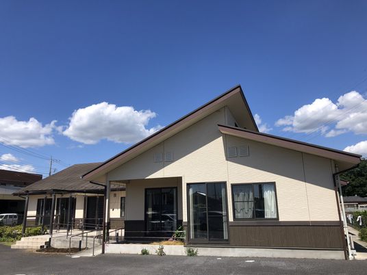 屋根付きエントランスのある建物