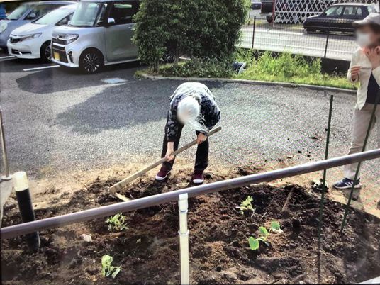 畑で作業する人々