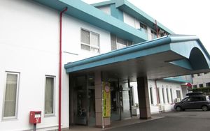 青い屋根の建物の外観
