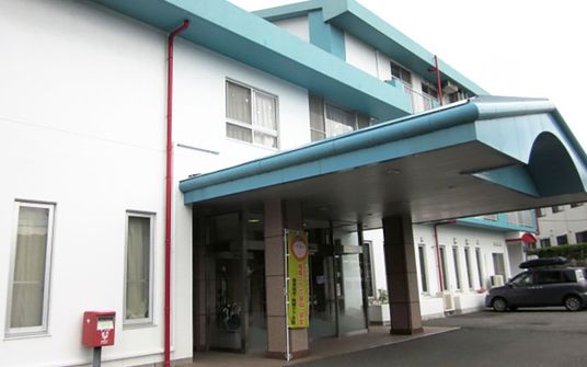 青い屋根の建物の外観