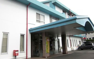 青い屋根の建物の外観