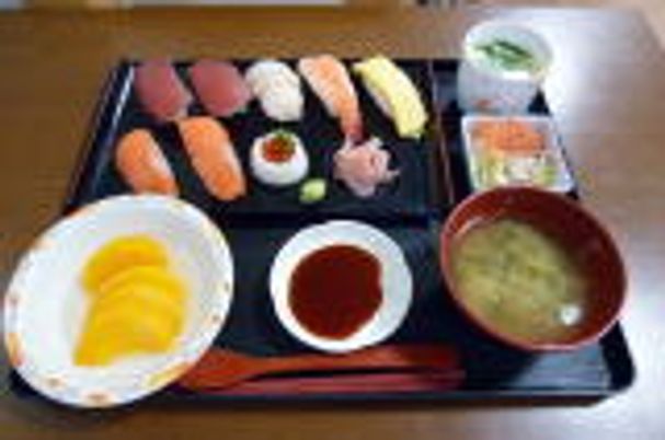寿司セットの料理