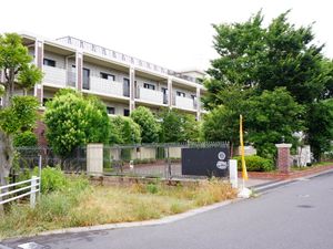 緑に囲まれた建物外観