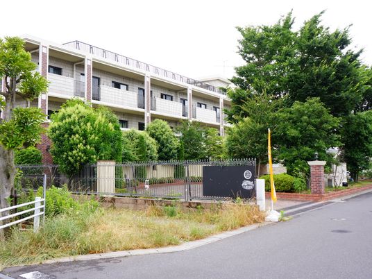 緑に囲まれた建物外観