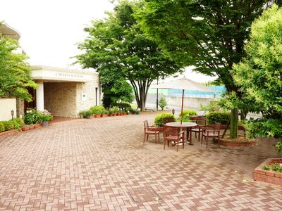 石造りの門と緑の中庭