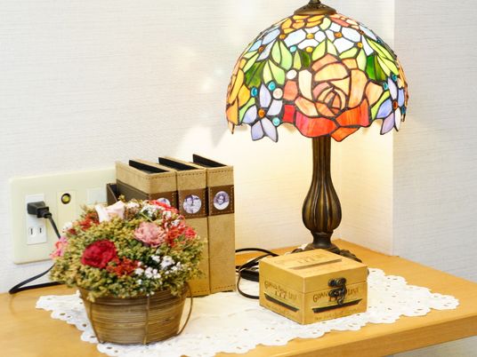 装飾的な照明と花籠