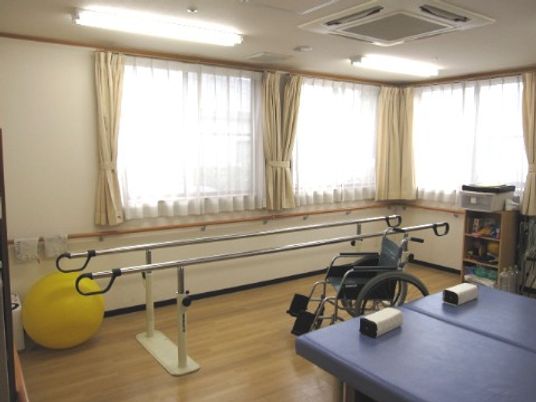 機能訓練室の明るい空間