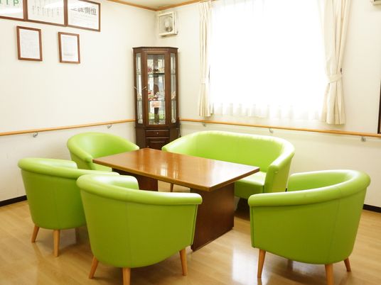 緑の椅子のある休憩室
