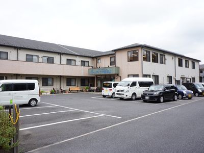 広々とした駐車場の施設外観