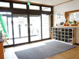 快適な施設のエントランス