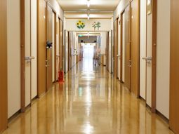 清潔な廊下施設