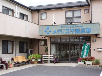 外観が映る施設入口