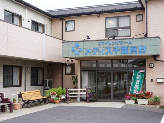 外観が映る施設入口