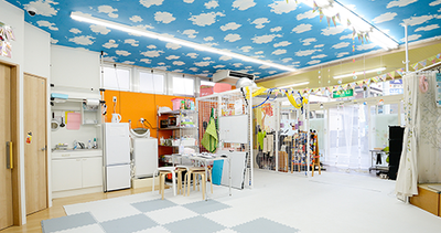 明るいラウンジの一角