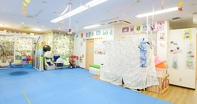 カラフルな遊具の部屋