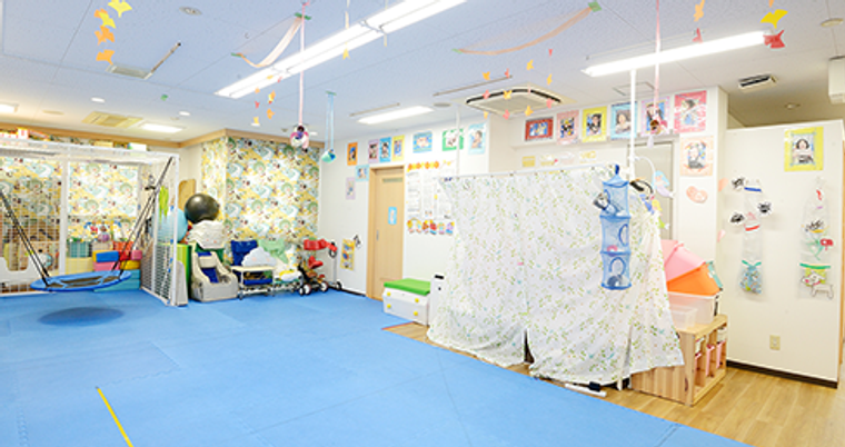 カラフルな遊具の部屋