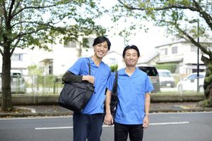 笑顔のスタッフが揃う外観  