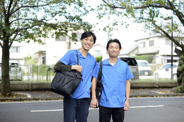 笑顔のスタッフが揃う外観  