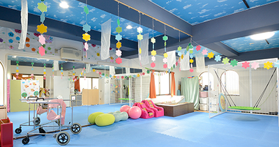 楽しげな装飾が施された部屋