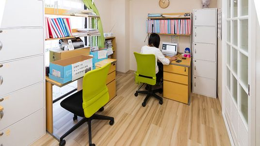 スタッフが作業するオフィス