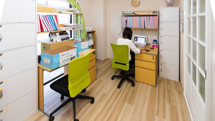 スタッフが作業するオフィス