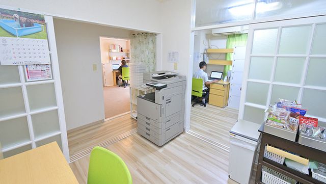 スタッフ作業風景の居室 居室 明るく清潔感のある居室で、スタッフが備品整理・作業を行っています。利用者様の日常生活をサポートする充実した設備が整っております。
