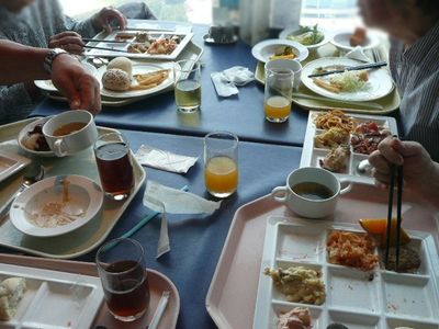 共用の食事風景
