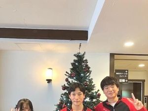 スタッフが並ぶロビー  