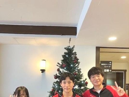 スタッフが並ぶロビー  