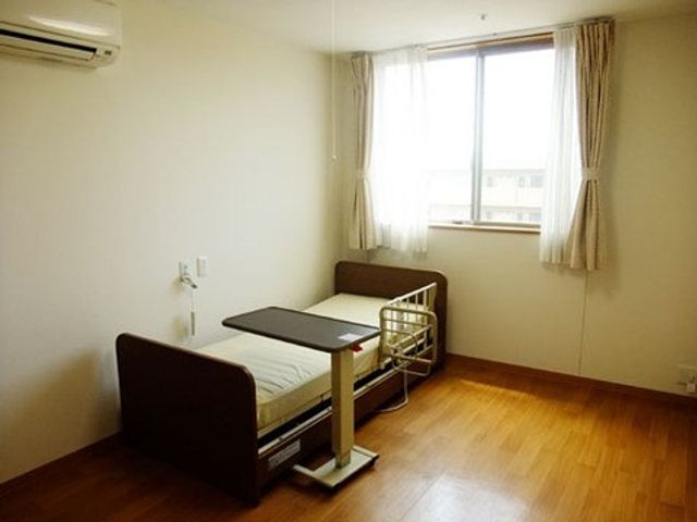 居室のベッドと窓