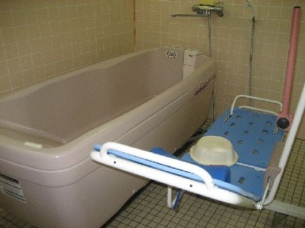 介護用の清潔な浴室