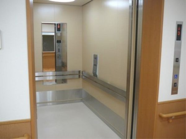 清潔なエレベーター内観