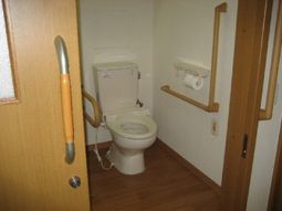 バリアフリーの洋式トイレ