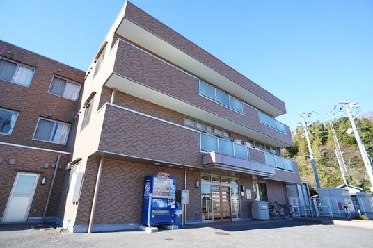 明るい日差しの建物エントランス