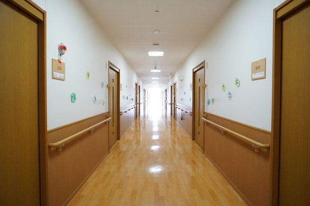 廊下の壁に装飾あり