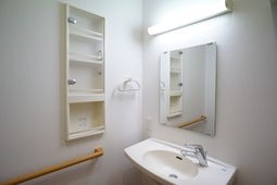 清潔な洗面台と鏡