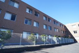 茶色の建物と青空