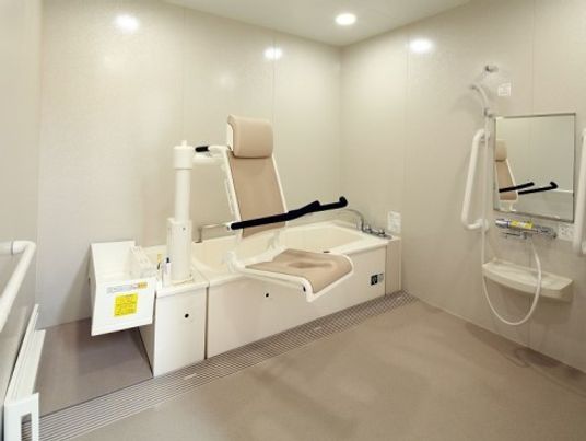 「ニチイホーム 柏の葉」の個別浴室（イメージ）。清潔感のあるシンプルなデザインの浴室