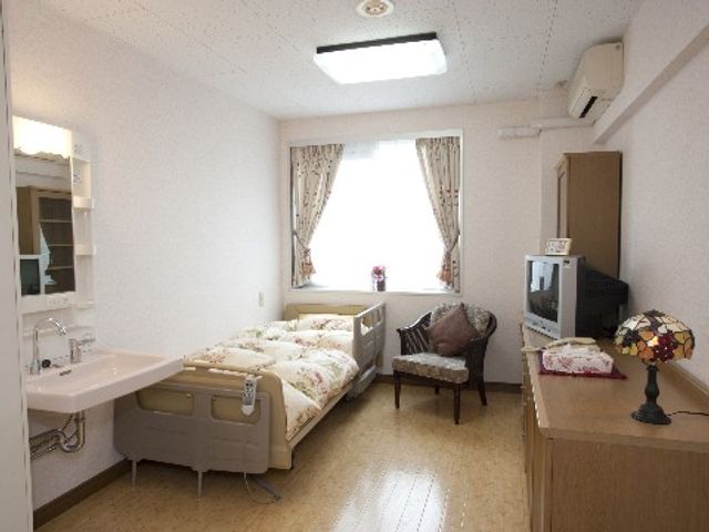 整った居室の内観 居室 機能的な家具が配置された清潔感のある個室です。窓から自然光が入り、快適なプライベート空間を提供しています。
