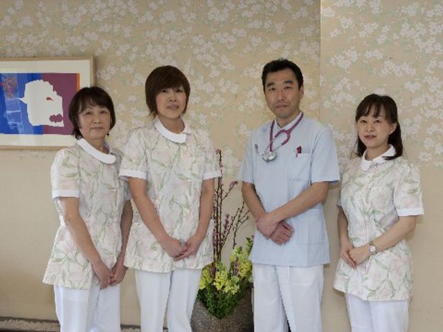 スタッフのポートレート スタッフ 笑顔で立つスタッフ一同は、いつも明るく穏やかな雰囲気を醸しだしています。チームワークを大切にし、温かなケアを提供しています。