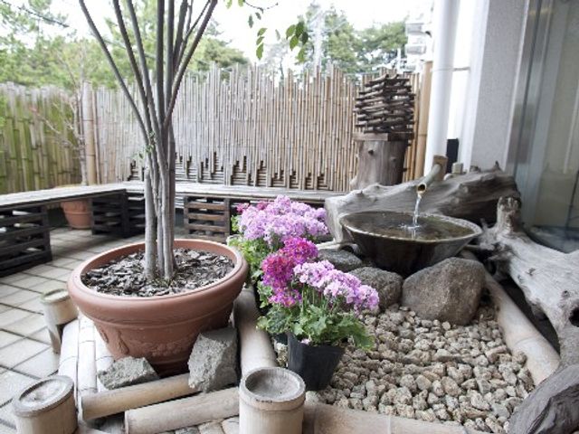 和風の小さな庭園 お庭 心安らぐ和風の庭園です。水の流れる音が静かな時間を演出し、訪れる人々に落ち着きを提供します。