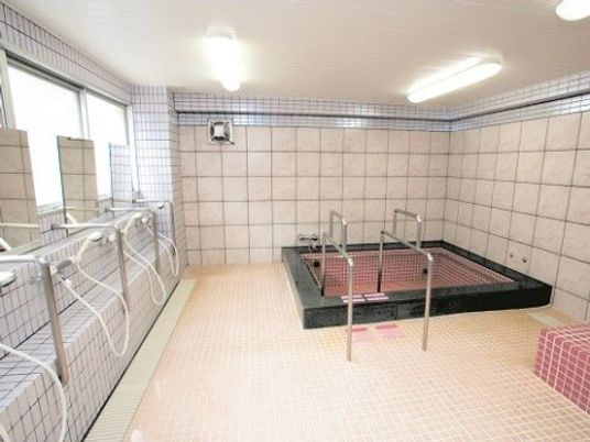 広々とした明るい浴室