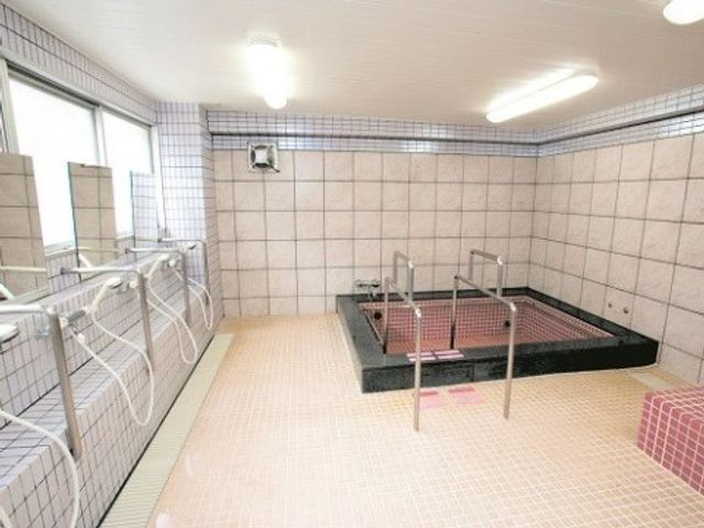 広々とした明るい浴室 浴室 安全に配慮されたハンドレール付きの清潔な浴室です。快適なバスタイムをサポートします。