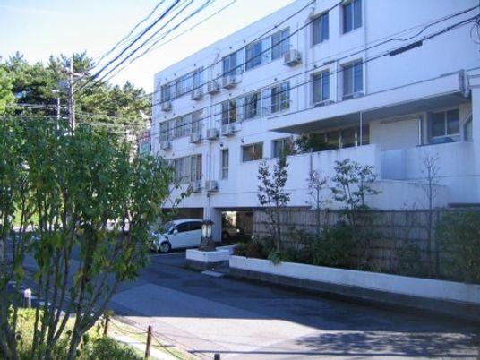 白い建物の外観