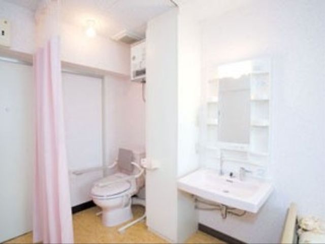 清潔なトイレスペース トイレ・洗面台 スペースを有効に活用した清潔で快適な水回りです。ゆとりのある洗面台が使い勝手の良さを実現しています。