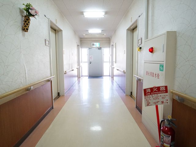 清潔な廊下の様子 廊下 広々とした明るい通路が、入居者の快適な移動をサポートします。安全を考慮した設計が施されており、職員との円滑なコミュニケーションも期待できます。