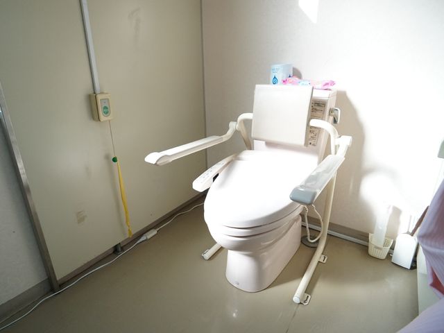 バリアフリートイレ設備 トイレ 安全に配慮された手すり付きのトイレです。機能性を重視したデザインで、どなたでも快適にご利用いただけます。