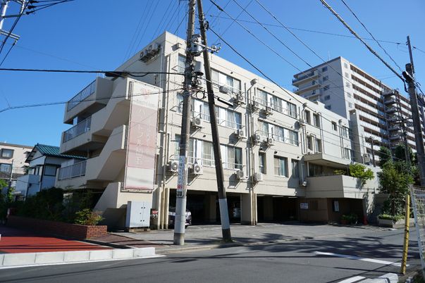 日差し照る施設外観